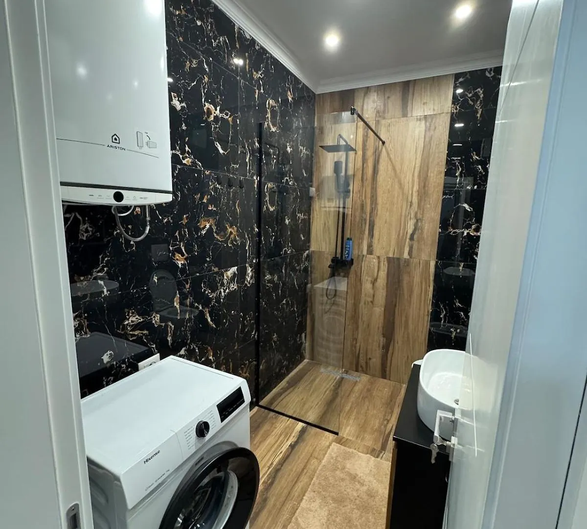 アパート Jona City Center 2 Bedroom Confort Suites And Free Parking ティラナ